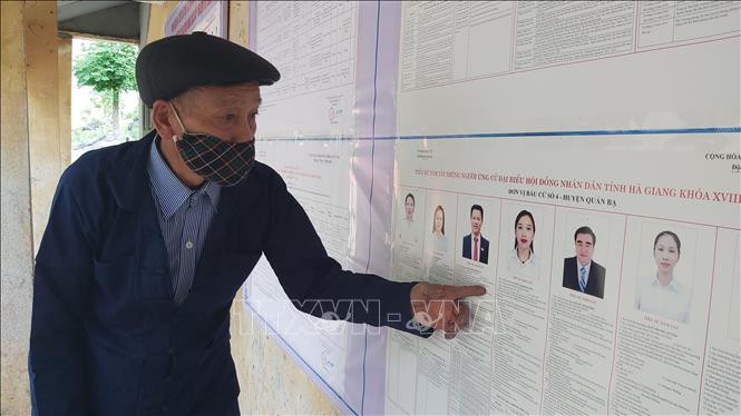 Ông Hạng Mí Dia (dân tộc Mông), thôn Đầu Cầu 2, xã Cán Tỷ, huyện Quản Bạ đọc tiểu sử người ứng cử đại biểu Quốc hội khóa XV và đại biểu Hội đồng nhân dân các cấp nhiệm kỳ 2021-2026. Ảnh: Nguyễn Chiến-TTXVN