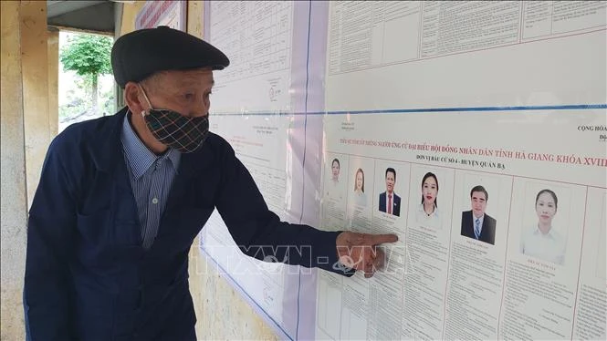 Ông Hạng Mí Dia (dân tộc Mông), thôn Đầu Cầu 2, xã Cán Tỷ, huyện Quản Bạ đọc tiểu sử người ứng cử đại biểu Quốc hội khóa XV và đại biểu Hội đồng nhân dân các cấp nhiệm kỳ 2021-2026. Ảnh: Nguyễn Chiến-TTXVN