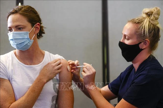 Thêm nhiều bằng chứng cho thấy tiêm chủng giúp giảm sự lây lan của virus SARS-CoV-2