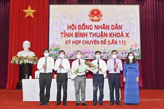 Ông Phan Văn Đăng (thứ 3 từ phải sang) được bầu phó Chủ tịch UBND tỉnh. Ảnh: Hồng Hiếu- TTXVN