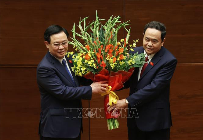 Phó Chủ tịch Thường trực Quốc hội khóa XIV Trần Thanh Mẫn tặng hoa chúc mừng Chủ tịch Quốc hội Vương Đình Huệ. Ảnh: Dương Giang-TTXVN