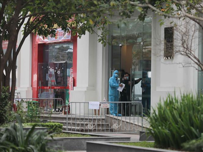 Tòa chung cư T6 ở Times City đã được phong tỏa tạm thời để thực hiện các biện pháp an toàn phòng, chống dịch. Ảnh: Thanh Tùng - TTXVN