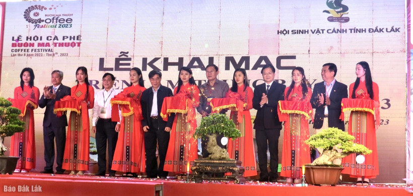 Đại biểu cắt băng khai mạc Triễn lãm, trưng bày và Hội thi sinh vật cảnh. Ảnh: baodaklak.vn