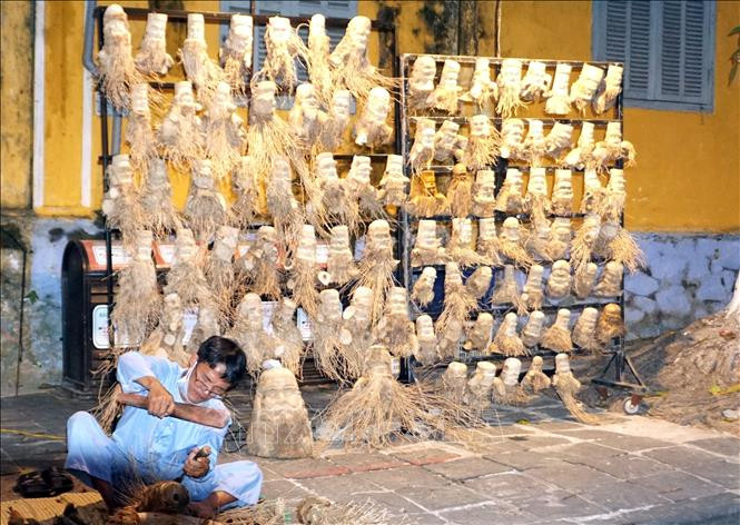 ”Độc”, lạ - nghề điêu khắc trên gốc tre ở phố cổ Hội An 