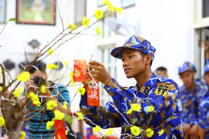Thăm, chúc Tết cán bộ, chiến sỹ và nhân dân đảo Song Tử Tây