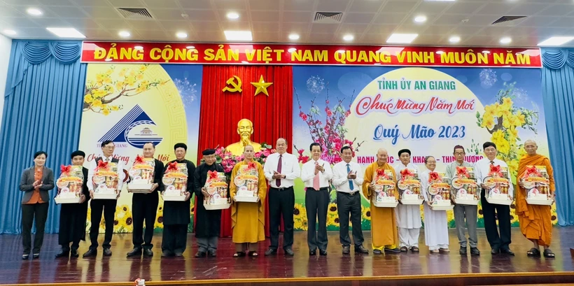 An Giang họp mặt nhân sĩ, trí thức, dân tộc, tôn giáo, người có uy tín tiêu biểu