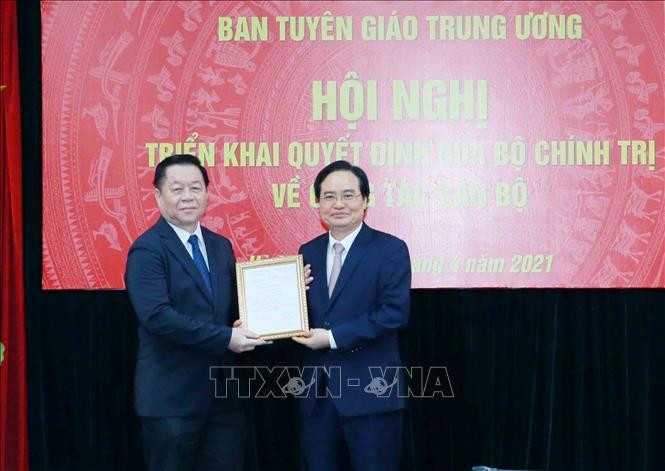 Đồng chí Nguyễn Trọng Nghĩa, Bí thư Trung ương Đảng, Trưởng Ban Tuyên giáo Trung ương trao quyết định điều động, bổ nhiệm Phó Trưởng Ban Tuyên giáo Trung ương cho đồng chí Phùng Xuân Nhạ. Ảnh: Phương Hoa - TTXVN