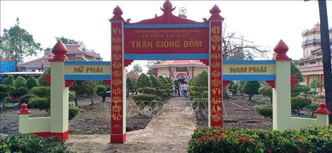 Cổng vào di tích Quốc gia trận Giồng Bốm. Ảnh: TTXVN phát