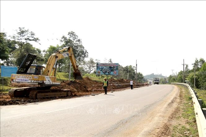 Trước khi Dự án Cao tốc Pleiku (Gia Lai)- Quy Nhơn (Bình Định) được triển khai, Quốc lộ 19 đang là "huyết mạch" chính lưu thông giữa Tây Nguyên và các tỉnh Duyên hải Miền trung. Ảnh: Quang Thái- TTXVN