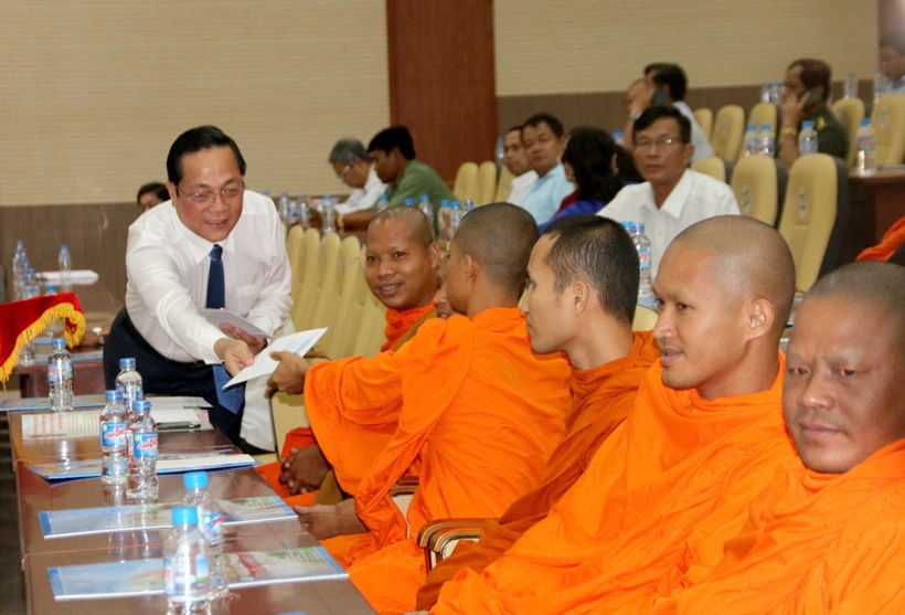 Thăm, chúc Tết cổ truyền đồng bào Khmer tại Trà Vinh 