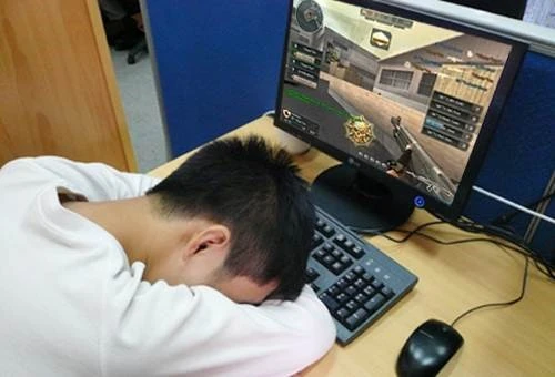 Sử dụng nhiều máy tính, điện thoại ảnh hưởng xấu tới sức khoẻ thanh thiếu niên 