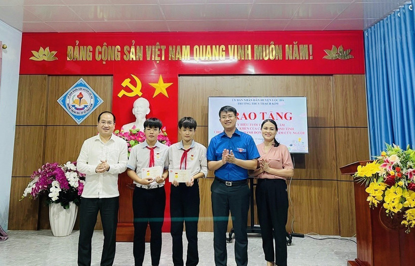 Tuyên dương hai học sinh dũng cảm cứu người đuối nước ở Hà Tĩnh
