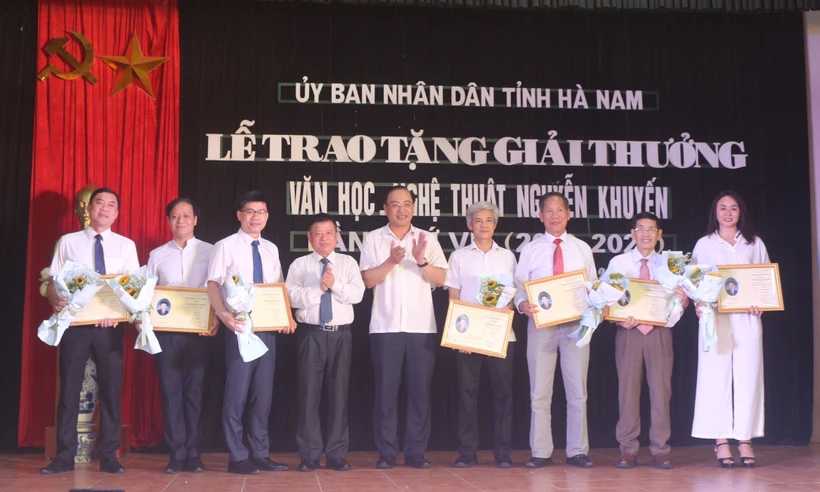 Trao giải thưởng Văn học Nghệ thuật Nguyễn Khuyến cho các tác giả. Ảnh: Thanh Tuấn - TTXVN