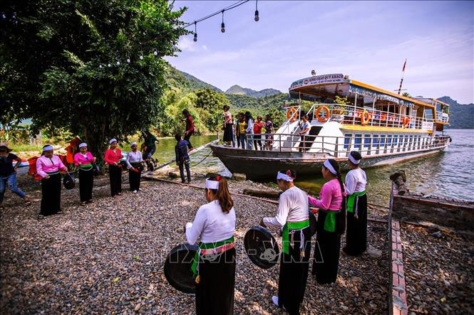 Tạo đột phá trong phát triển kinh tế, du lịch vùng hồ sông Đà