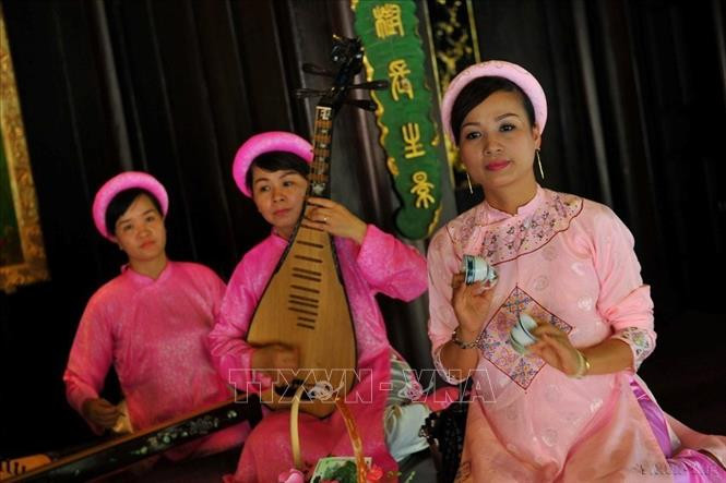 Trong hệ thống Nhã Nhạc cung đình Huế - Di sản văn hoá phi vật thể nhân loại - còn có tiết mục hoà tấu các nhạc khí thuộc bộ dây kết hợp với bộ gõ. Ảnh: Minh Đức - TTXVN