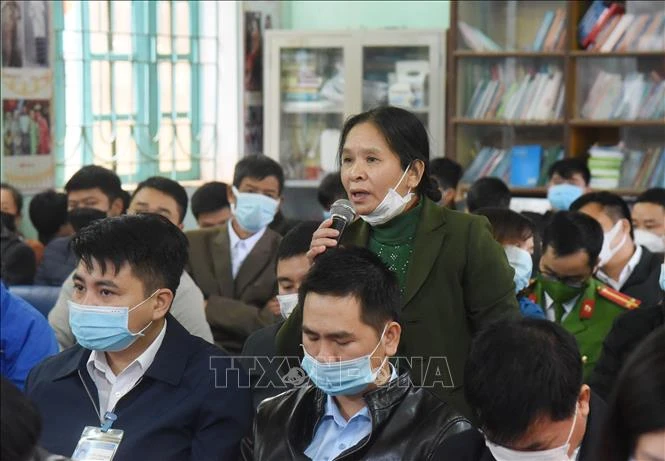 Cử tri huyện Chi Lăng phát biểu ý kiến tại buổi tiếp xúc. Ảnh: Thái Thuần – TTXVN