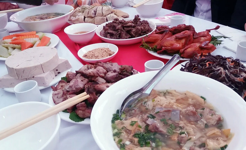 Tìm nguyên nhân vụ hơn 90 người nghi bị ngộ độc thực phẩm sau khi ăn cỗ cưới ở Sìn Hồ