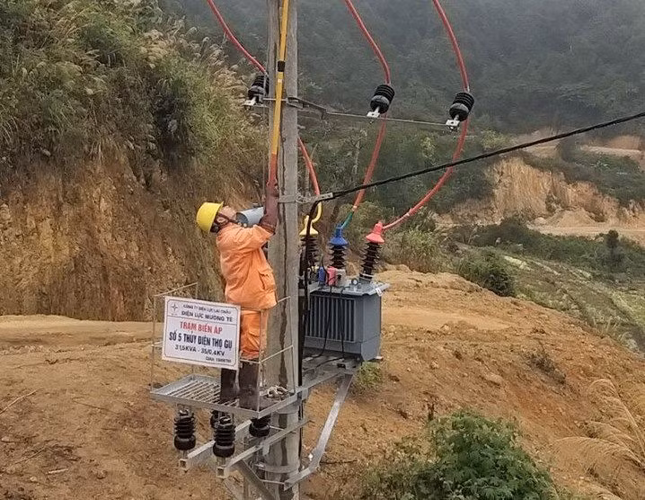 Điện lực Mường Tè, thuộc Công ty Điện lực Lai Châu đóng điện Trạm biến áp 31,5 kVA và cấp điện cho 51/58 hộ dân thuộc bản Nhóm Bố, xã Tá Bạ, huyện Mường Tè. Ảnh: TTXVN phát