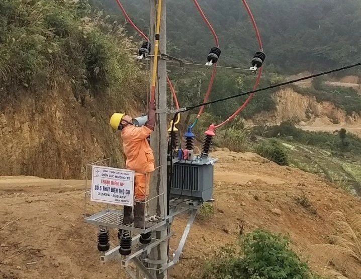 Điện lực Mường Tè, thuộc Công ty Điện lực Lai Châu đóng điện Trạm biến áp 31,5 kVA và cấp điện cho 51/58 hộ dân thuộc bản Nhóm Bố, xã Tá Bạ, huyện Mường Tè. Ảnh: TTXVN phát