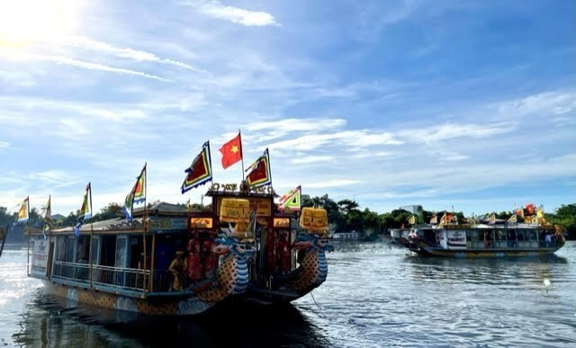 Bằng án (Thuyền rồng đôi) cung nghinh Thánh Mẫu và Hội đồng Ngự Long thuyền di chuyển về Điện Huệ Nam. Ảnh: Mai Trang-TTXVN