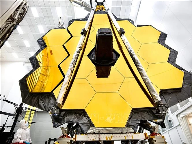 Kính thiên văn không gian lớn nhất thế giới James Webb (JWST) được thử nghiệm tại Trung tâm vũ trụ Johnson của NASA ở Houston, Texas, Mỹ, ngày 16/5/2017. Ảnh: AFP/TTXVN