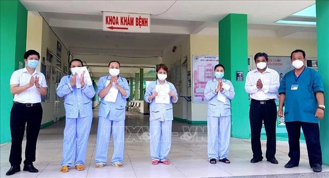 Bác sỹ Lê Thành Phúc (ngoài cùng bên phải) chúc mừng các bệnh nhân được xuất viện. Ảnh: TTXVN phát