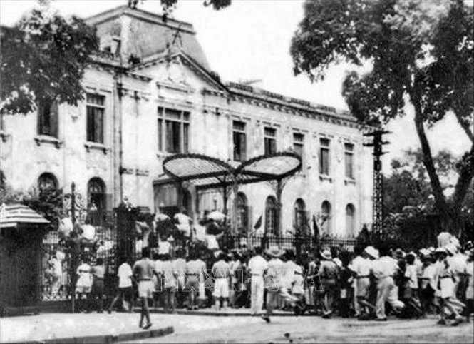 Ngày 19/8/1945, sau cuộc mít tinh tại quảng trường Nhà Hát Lớn, quần chúng nhân dân thủ đô đã đánh chiếm Bắc Bộ Phủ, cơ quan đầu não của chính quyền tay sai Pháp ở Bắc Bộ. Cách mạng Tháng Tám thắng lợi mở ra một thời kỳ mới ở Việt Nam - thời đại nhân dân 