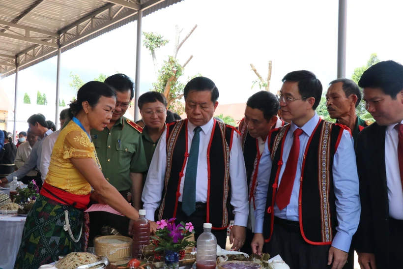 Bí thư Trung ương Đảng, Trưởng Ban Tuyên giáo Trung ương Nguyễn Trọng Nghĩa thăm gian ẩm thực tại Ngày hội. Ảnh: Anh Dũng-TTXVN