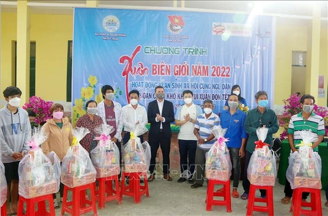 Lực lượng vũ trang Sóc Trăng chăm lo Tết cho người nghèo vùng biên giới