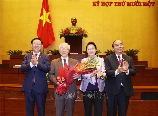 Chủ tịch Quốc hội Vương Đình Huệ và các đồng chí lãnh đạo Đảng, Nhà nước tặng hoa đồng chí Nguyễn Phú Trọng. Ảnh: Trí Dũng - TTXVN