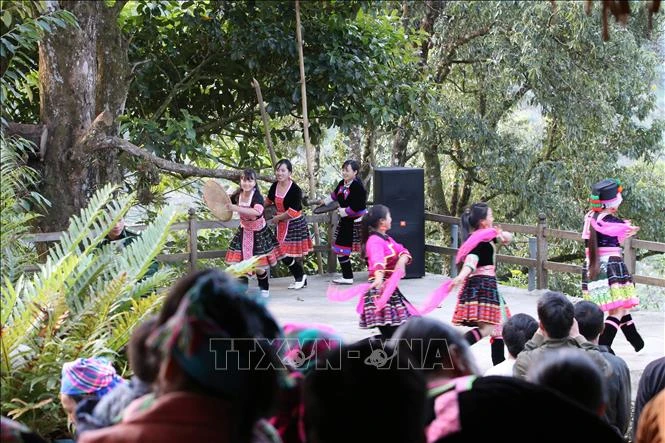 Hằng năm, trung bình có tới 100 nghìn khách du lịch trong và ngoài nước đến với bản Sin Suối Hồ. Từ một “bản nghiện”, nhờ có sự vận động của Trưởng bản Vàng A Chỉnh và nguồn vốn từ chính sách chi trả dịch vụ môi trường rừng, giờ đây Sin Suối Hồ đã trở thà