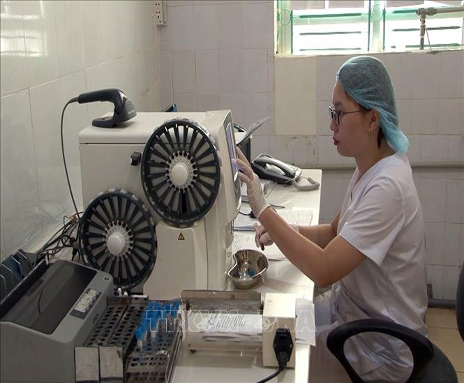 Xét nghiệm CD4 kiểm soát tải lượng vi rút trước khi điều trị thuốc ARV cho các bà mẹ mang thai nhiễm HIV tại Bệnh viện Đa khoa huyện Mai Sơn, tỉnh Sơn La. Ảnh: Diệp Anh - TTXVN