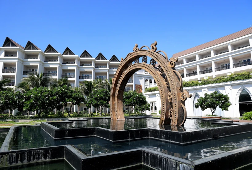 “Vòng lửa Shiva”, nét đặc trưng văn hóa Chăm, đặt ở trung tâm khu nghỉ dưỡng Mũi Né Bay (Bình Thuận). Ảnh: Hồng Đạt - TTXVN