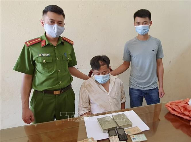 Bắt hai đối tượng Phá A Chịa và Vàng A Thái mua bán 2 bánh heroin