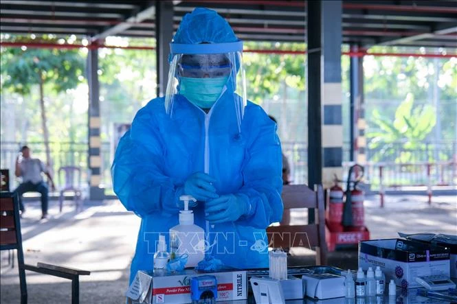 Sinh viên trường Đại học Y Dược Cần Thơ thực hiện nhiệm vụ tại các chốt kiểm dịch. Ảnh: Ánh Tuyết - TTXVN
