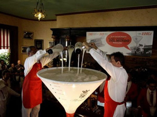 Thái Lan lập kỷ lục Guinness về ly cocktail lớn nhất thế giới