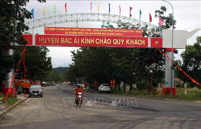 Đường vào Trung tâm huyện nối với các xã ở Bác Ái đã và đang được đầu tư trải nhựa tạo thuận lợi cho lưu thông. Ảnh: Công Thử - TTXVN