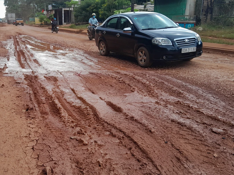 Đường liên xã thi công dở dang, gây khó khăn cho dân huyện Phú Riềng