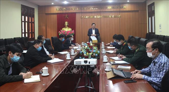 Chủ tịch UBND tỉnh Hà Giang phát biểu chỉ đạo tại buổi họp khẩn chiều 5/2. Ảnh: Minh Tâm - TTXVN