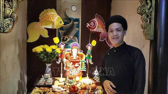 Nghệ nhân Đặng Văn Hậu giới thiệu vẻ đẹp độc đáo của những con giống bột Hà Thành. Ảnh: Đinh Thuận - TTXVN
