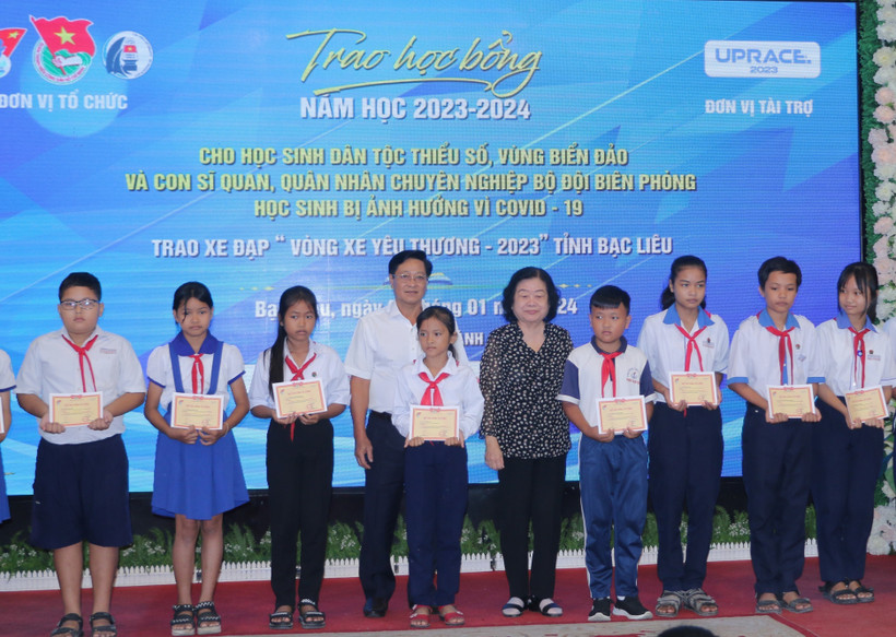 Trao học bổng Vừ A Dính cho học sinh dân tộc thiểu số, vùng biển, đảo tỉnh Bạc Liêu