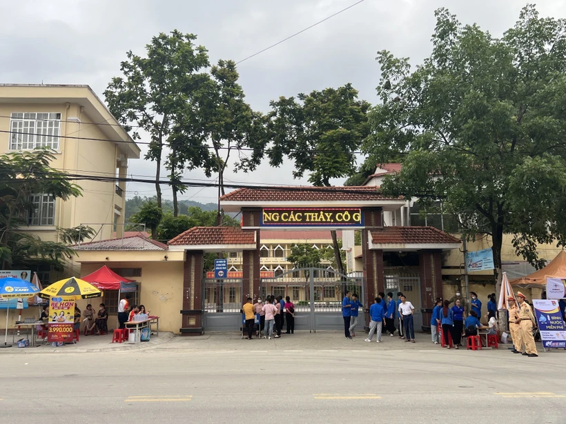 Kỳ thi tốt nghiệp THPT 2023: Đình chỉ thi 2 thí sinh chụp ảnh đề thi văn, toán gửi qua mạng 