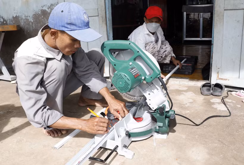 Gia đình anh Kiêm Thanh Sang, dân tộc Khmer, xã Liêu Tú, huyện Trần Đề (tỉnh Sóc Trăng) vay vốn chương trình hộ cận nghèo để đầu tư làm nghề nhôm dân dụng, gia đình có việc làm và thu hút 8 lao động trong xã. Ảnh: Trần Việt - TTXVN