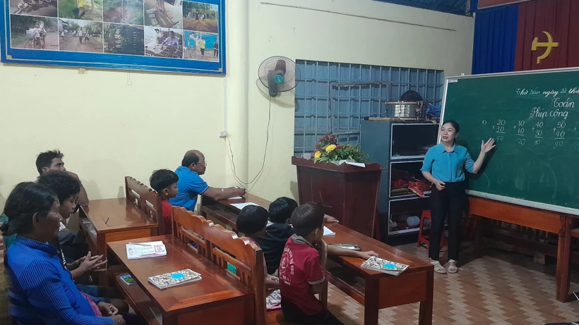Niềm vui đi tìm “con chữ” của đồng bào thiểu số nghèo huyện Phú Riềng