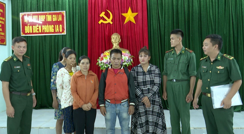 Puih Thái (giữa) được lực lượng chức năng giải cứu thành công từ Campuchia. Ảnh: TTXVN