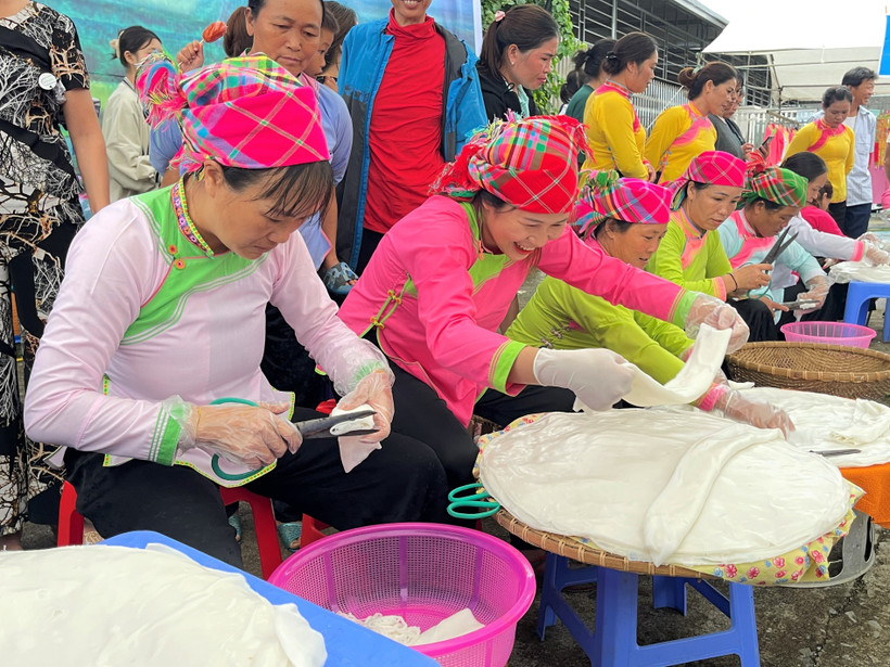 Hội thi cắt bánh phở bằng tay thể hiện sự khéo léo, nhanh nhẹn của người phụ nữ Giáy. Ảnh: Đinh Thùy-TTXVN