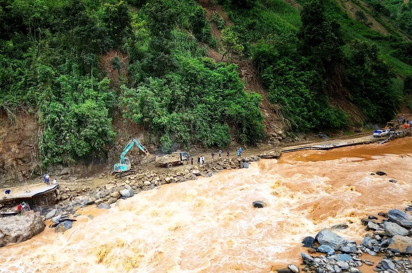 Sau mưa lũ, sạt lở: Huyện Mù Cang Chải, Yên Bái đã sáng điện, thông đường trở lại