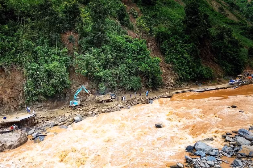 Sau mưa lũ, sạt lở: Huyện Mù Cang Chải, Yên Bái đã sáng điện, thông đường trở lại