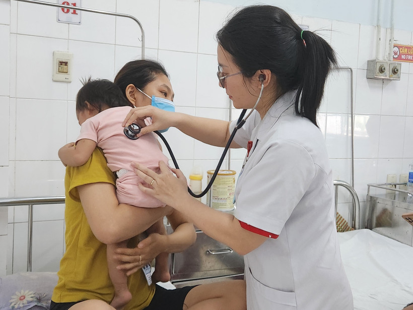 Bảo đảm đãi ngộ xứng đáng và cải cách tiền lương đối với cán bộ y tế