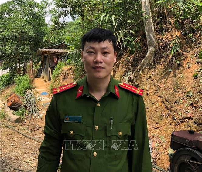 Đại úy công an Hoàng Ngọc Hào dũng cảm cứu người bị lũ cuốn